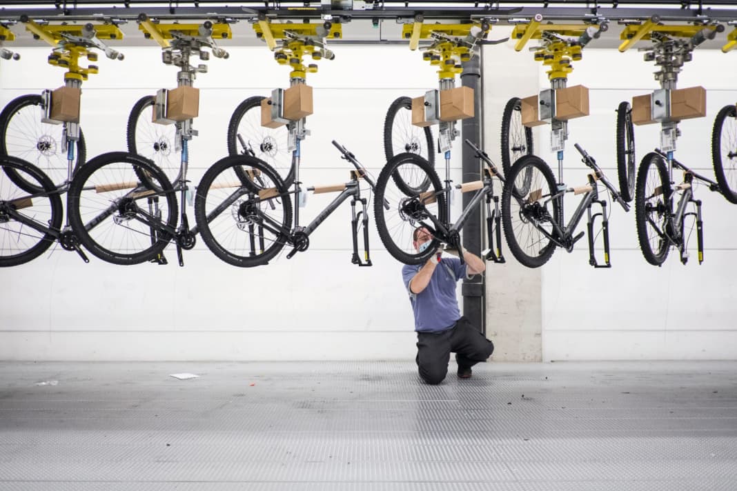 On the assembly line: In the assembly halls, the bicycle body shells continue to be built almost unstoppably.