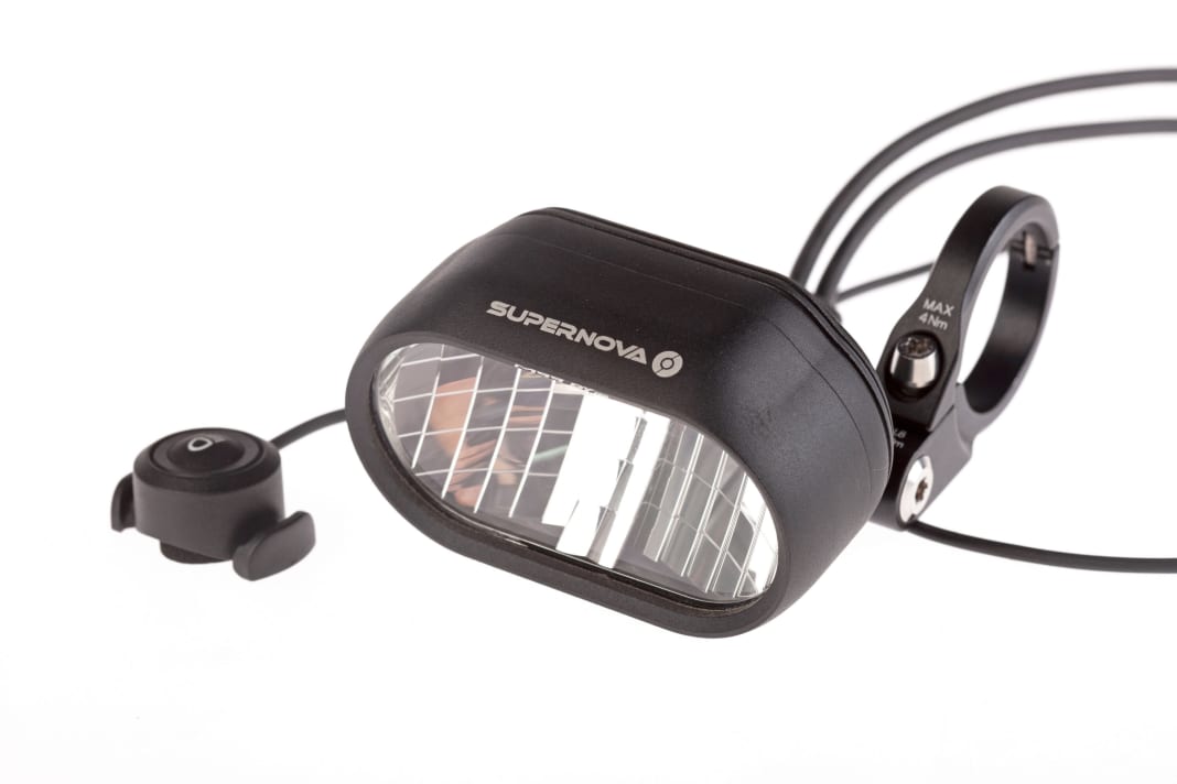 Supernova M99 DY Pro; Tagfahrlicht; Abblend-licht 700 Lumen; Fernlicht bis 1.000 Lumen; 181 Gramm; Lenker­montage; 325 Euro