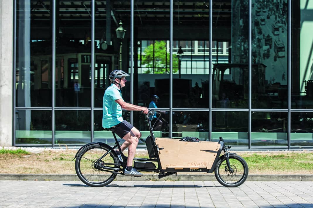 Das Vorderrad liegt weit vorn und außerhalb des Sichtfelds. Leitet man Kurven zum richtigen Zeitpunkt ein, fährt sich das Ortler beinahe wie ein normales Fahrrad.