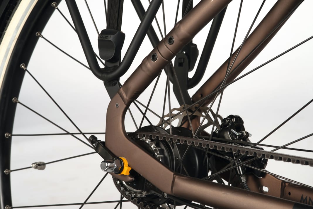 Das Ausfallende mit Rahmenschloss am Qwic ist der Schlüssel zu seinem wartungsarmen Antrieb: Gates-Carbonriemen und Nabenschaltung sind eine Sorglos-Kombination.