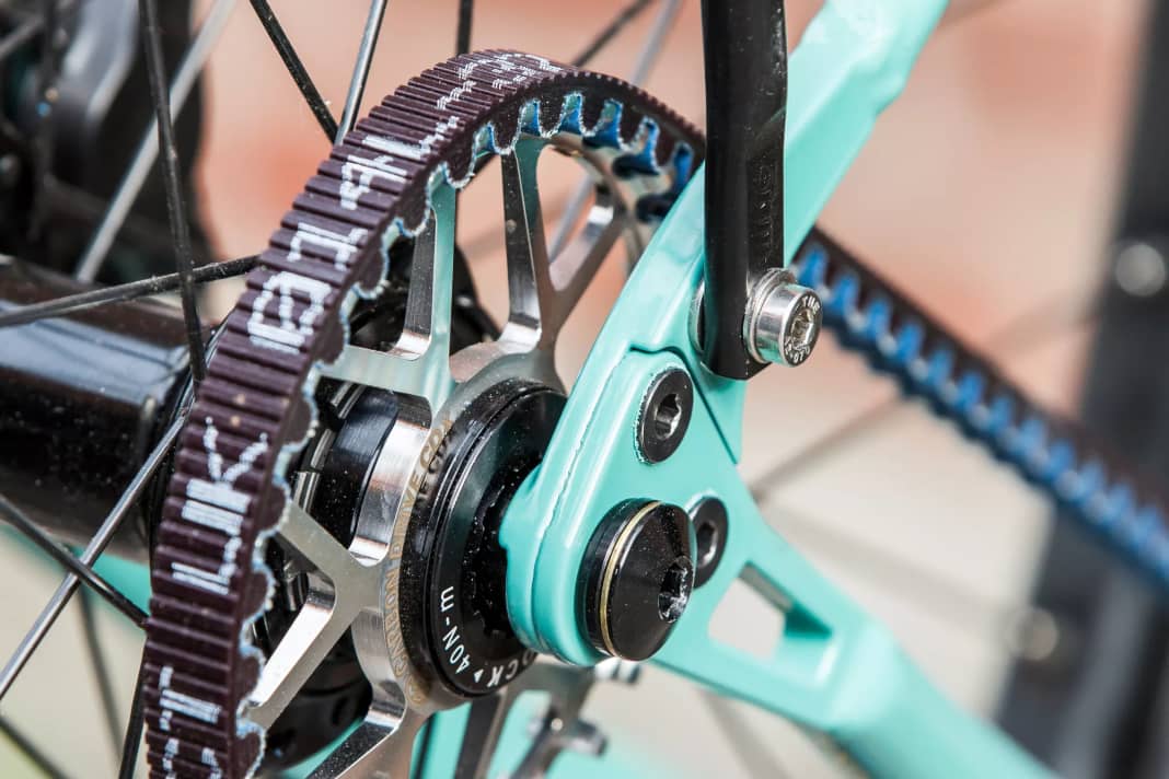 Das rechte Ausfallende ist in Sandwich-Bauweise konstruiert und somit teilbar, um den geschlossenen Riemen in den Rahmen einzulassen.