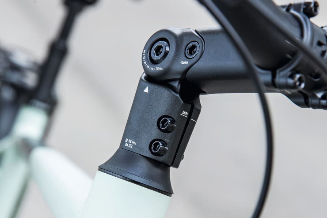 Solide ausgelegte Teile am Lenkkopf sorgen für hohe Verwindungssteifigkeit und generieren ein vertrauenerweckendes Fahrverhalten.