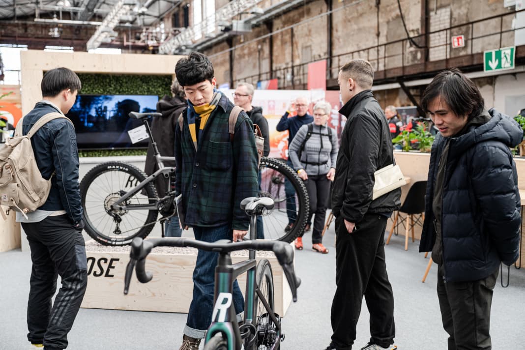 Regarder, toucher et essayer au salon Cyclingworld.