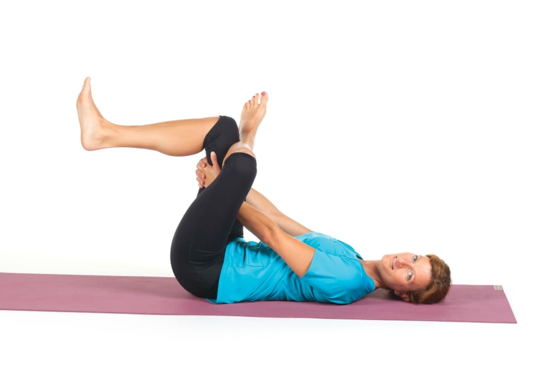 Stretching exercise for the pomus muscle. Easier variation: the left leg remains on the floor