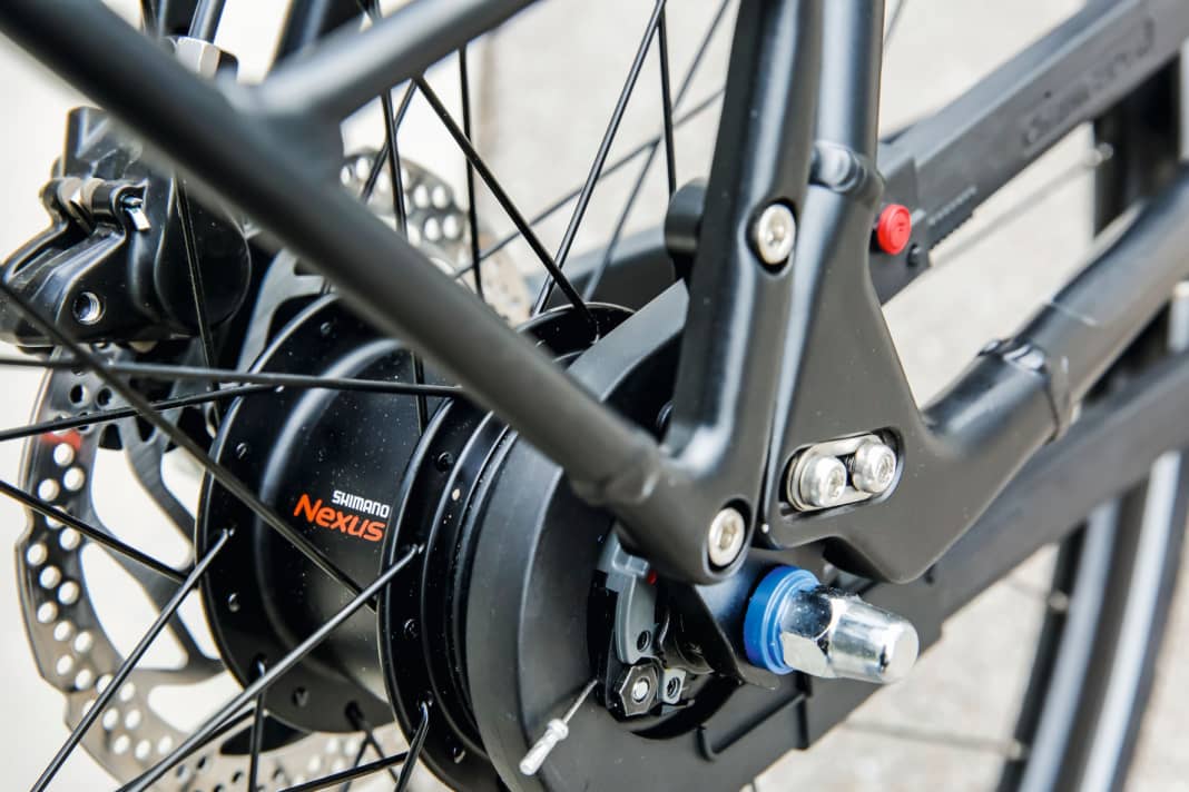 The chain runs, hermetically encapsulated, in Hebie's Chainglider. Together with the hub gears, this is a really low-maintenance solution