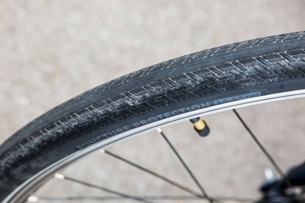 It's nice how quietly and smoothly the almost treadless tyres, which are also light at just 600 grams, whirr over the asphalt!
