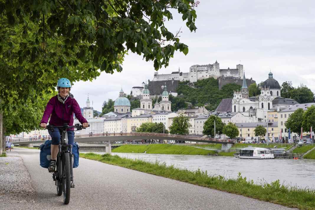 Elegante Ouvertüre: Aus dem historischen Zentrum Salzburgs führt ein gut angelegter Radweg ins Umland. Am Wegesrand locken regionale Betriebe mit  kulinarischen Genüssen.