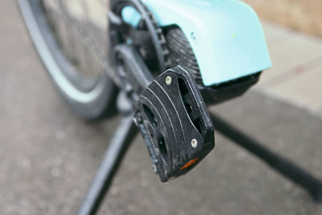 Die Pedale am Moca sind faltbar. So wird das Rad bei eingeschlagenem Lenker möglichst platzsparend untergebracht.