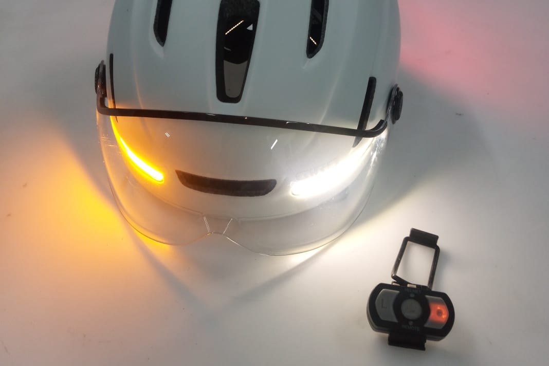 The new Giro smart helmet with indicator function and visor in the MYBIKE practical check