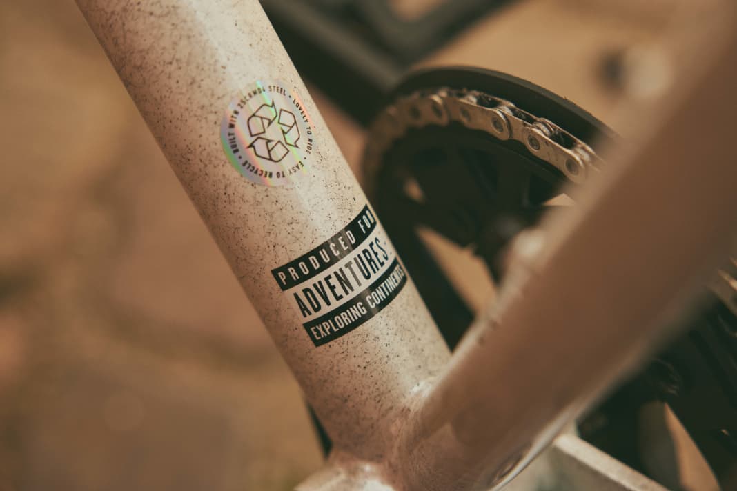 The steel frame material is robust, durable and recyclable.