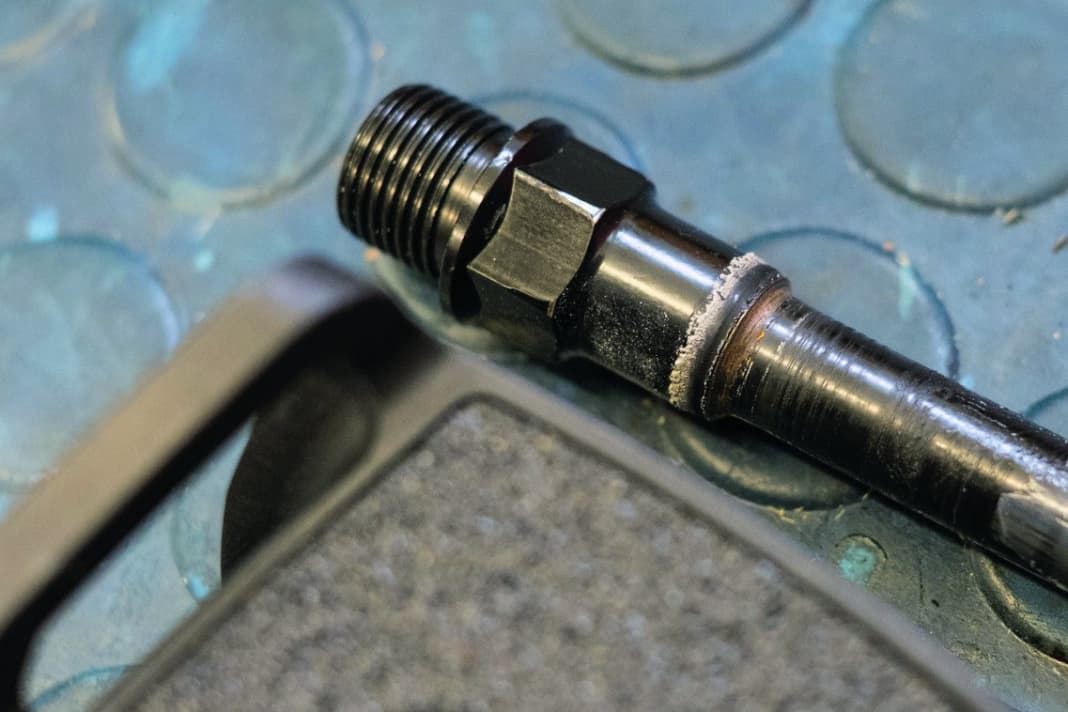 At the end of the bearing test run, the abrasive mixture had reached the beginning of the Ergotec plain bearing. High time to relubricate.