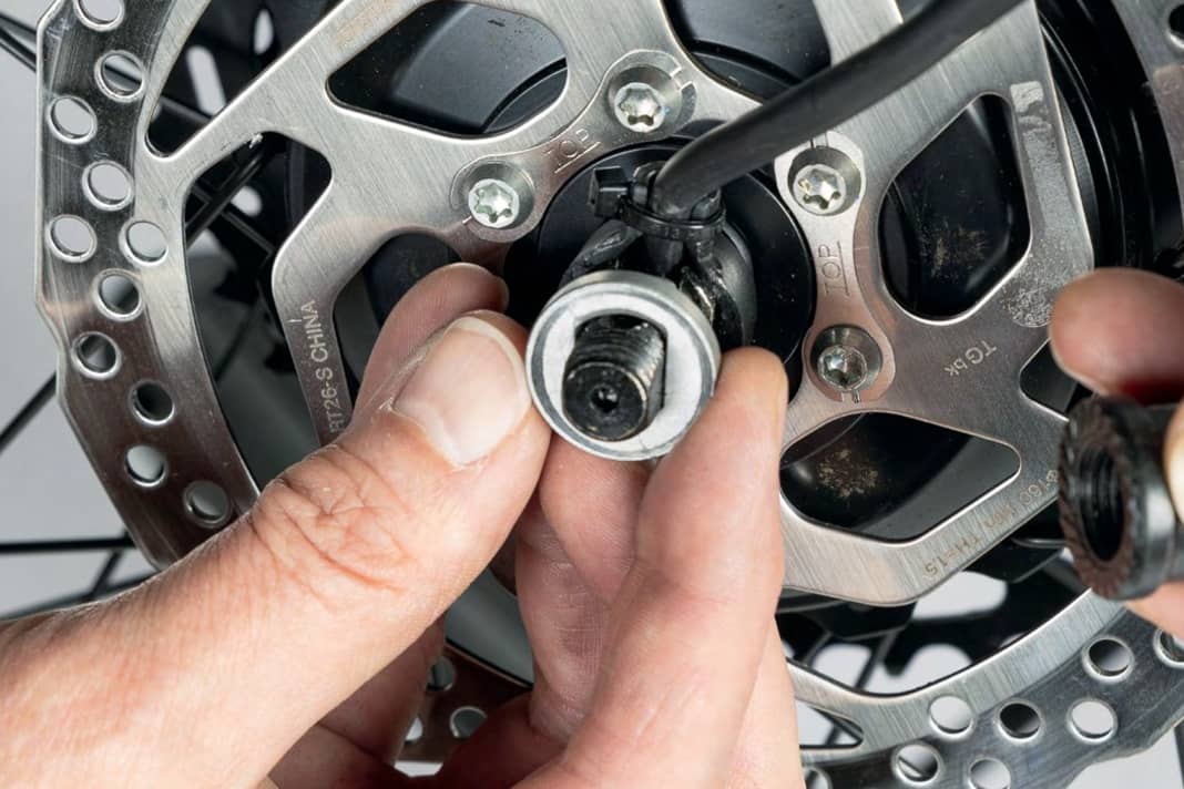 A nose disc in the dropout secures the driven motor axle against rotation. The flattening on both sides connects the axle and disc. There is therefore only one correct installation position for the axle.