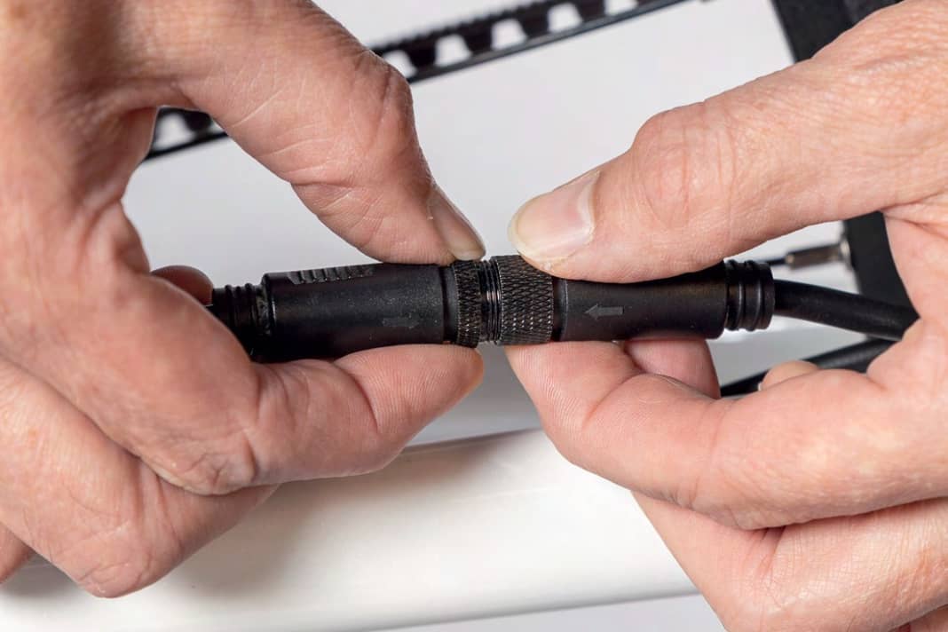 Disconnect the power supply to the motor. The cable and plug usually run under the right-hand chain stay. Open the cable ties or clips to expose the cable to the axle and open the plug.