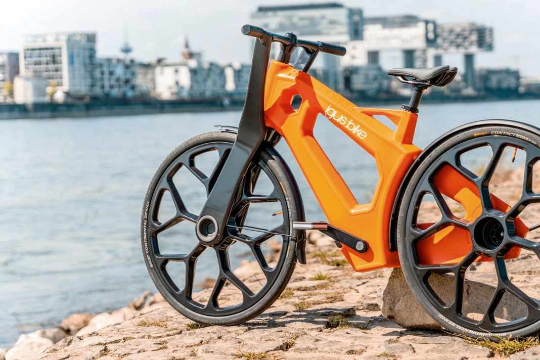 Rund 17 Kilogramm schwer und fast vollständig aus recyceltem Kunststoff: Das Fahrrad RCYL by Igus soll besonders nachhaltig und langlebig sein.