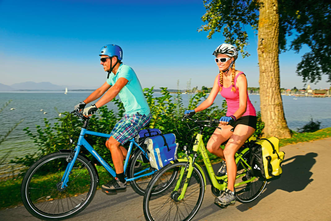 Direkt am Ufer entlang führt der Chiemsee-Radweg bei Seebruck