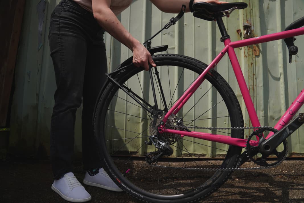 Vor der Montage werden Kunststoffhalter ans Rad geschraubt - wer keine Gewindeösen am Rad hat, kann ein separat erhältliches Seat Stay Adapter Set verwenden