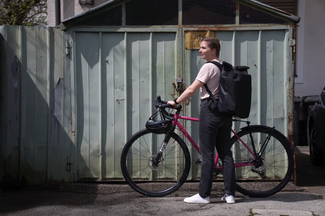 In einem Moment ist der Vario ein Rucksack. In drei Schritten wird daraus eine Fahrradtasche