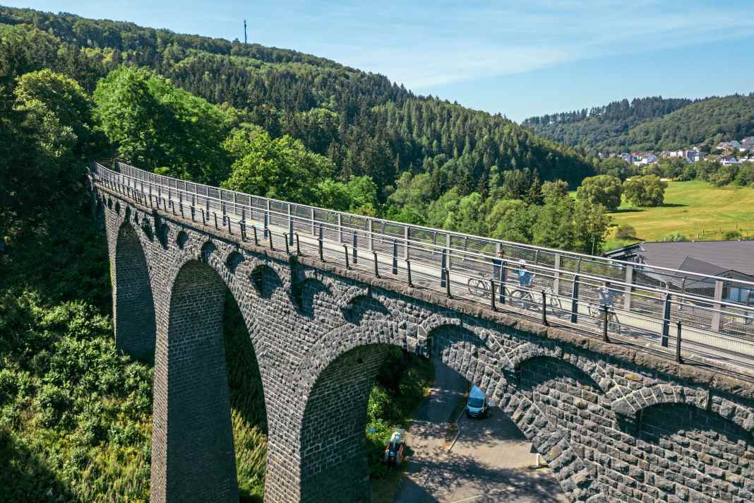 Highlight on the railway cycle path: viaduct near Daun on the Maare-Moselle cycle path.