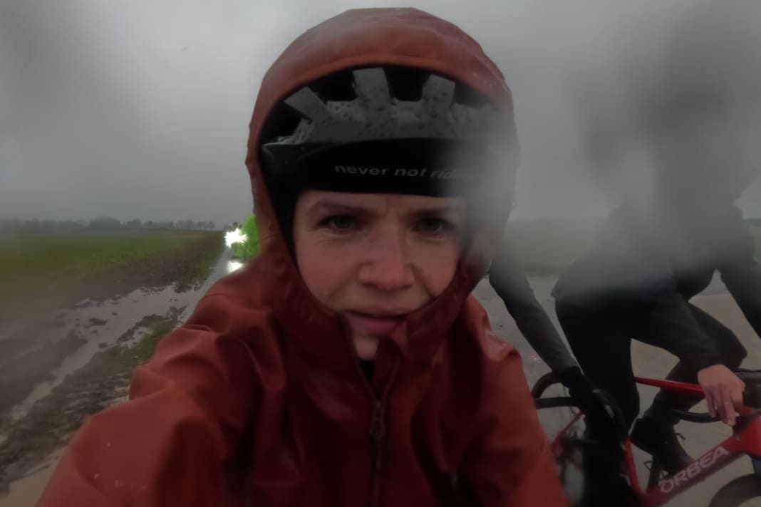 Cyclingworld Düsseldorf. Wir waren selbst vor Ort aktiv. Im Rahmenprogramm der Cyclingworld standen einige Ausfahrten. Bei einer Graveltour waren wir dabei. Erst wurden wir weggepustet, dann gabs waagerecht fliegenden Schnee. Was für eine Tour. Mehr dazu unten.