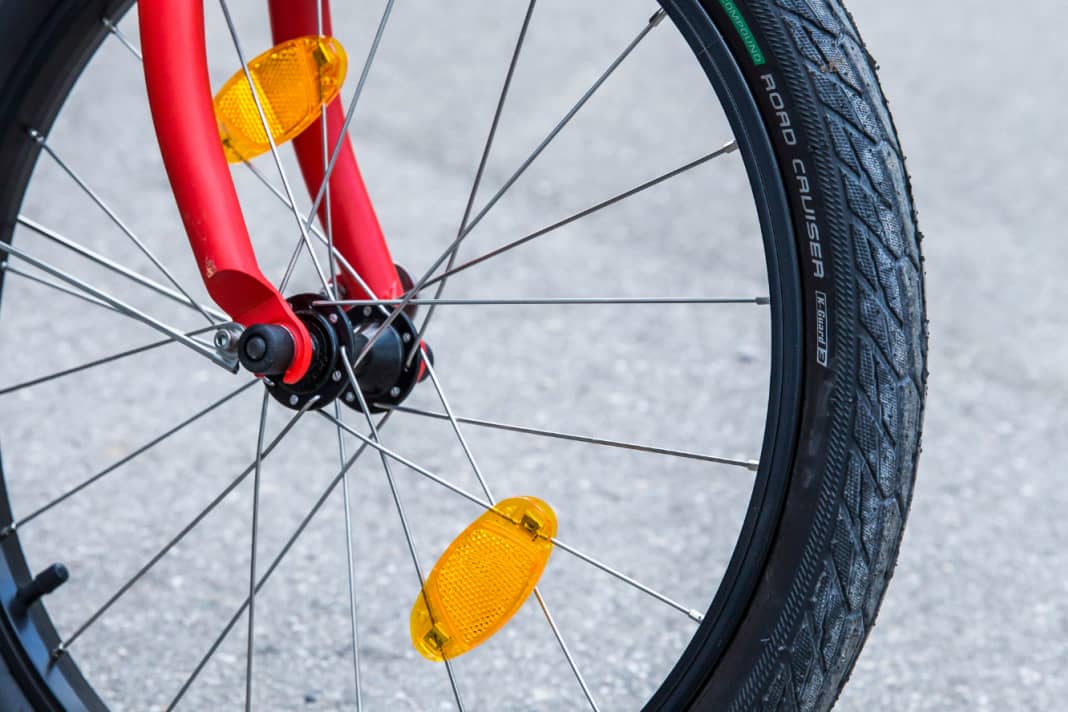 Die kleinen Laufräder rollen unruhiger als 28-Zöller. Dafür darf man das Bike in den meisten Verkehrsverbünden als 20-Zoll-Rad sogar ungefaltet kostenlos transportieren.