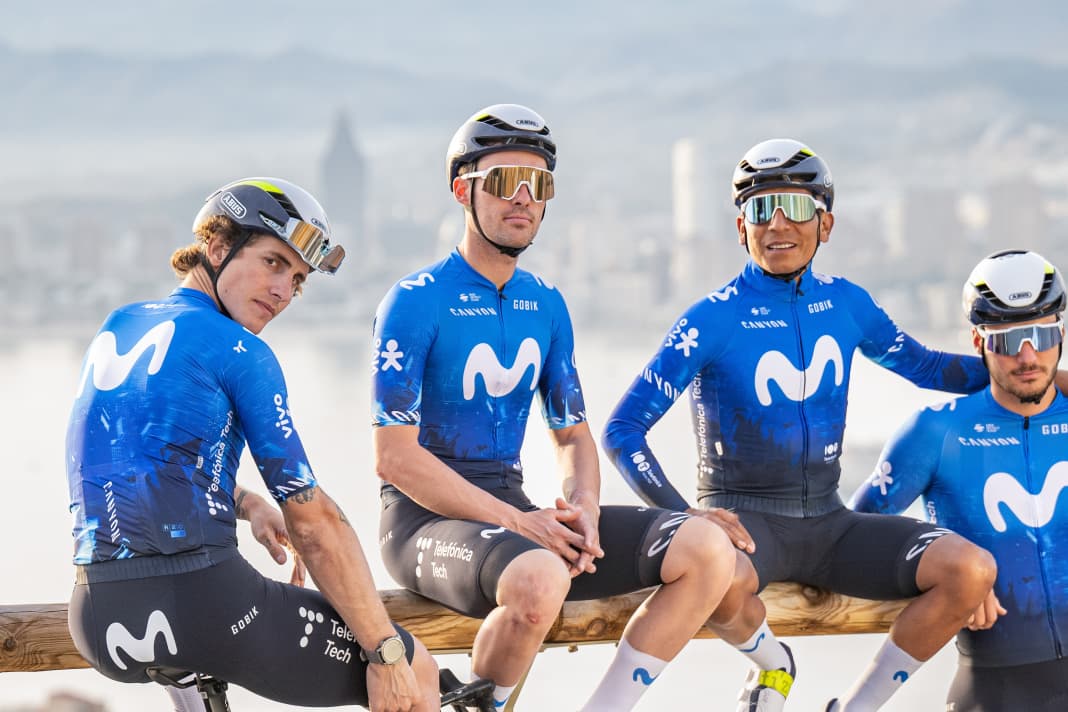 Das Team Movistar zeigt das Trikot für 2024