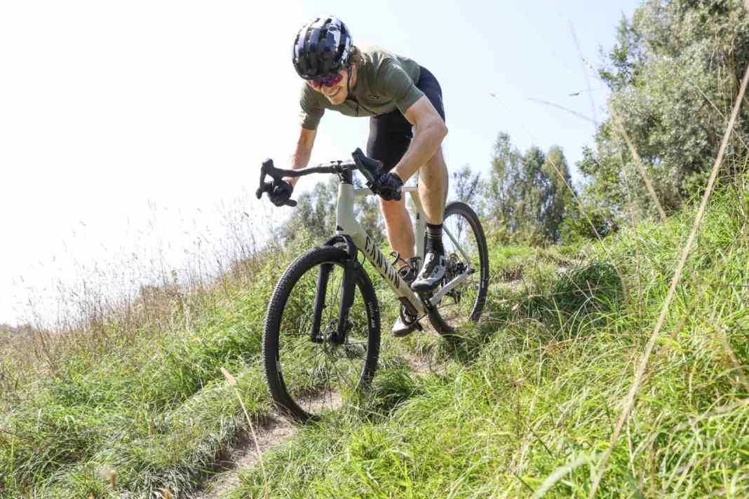 Vom Forstweg in die Trailabfahrt biegen: mnit dem Canyon Grizl Rift dank 40 mm Federgabel, flexender Sattelstütze und progressiver Geometrie kein Problem.