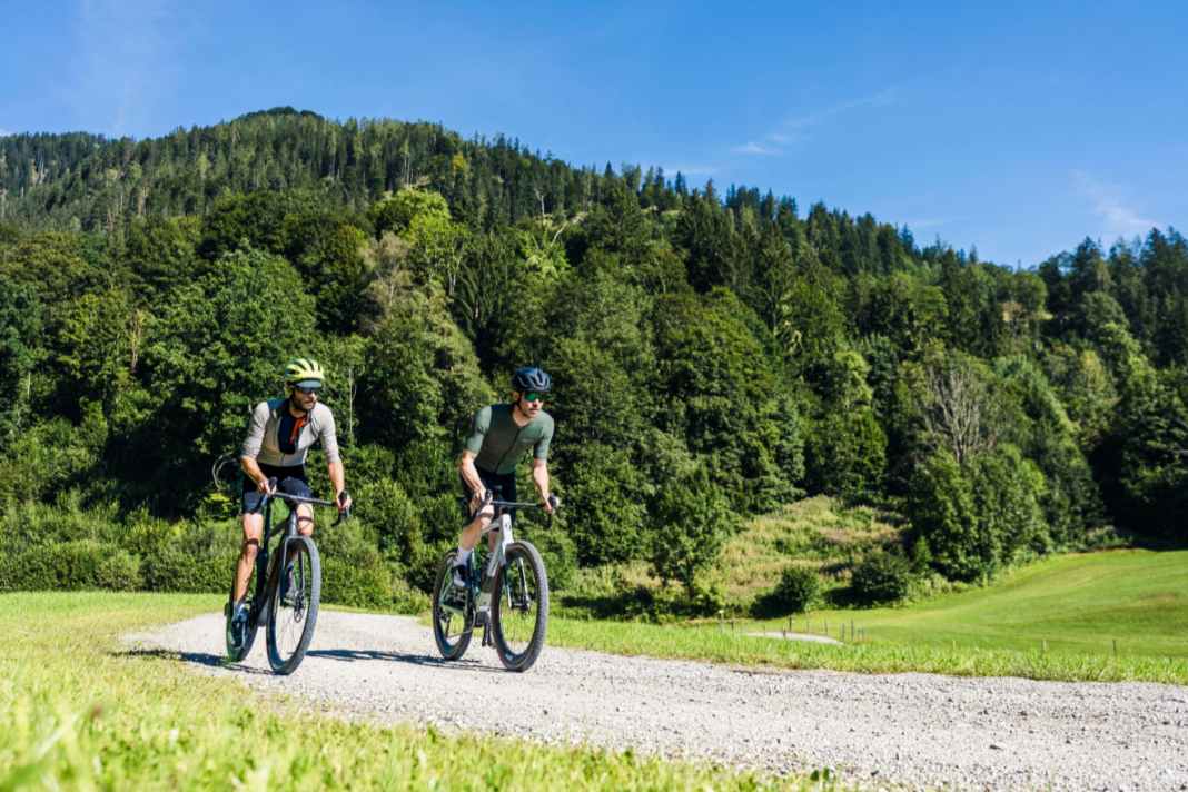 En gravelbike, la véritable aventure commence là où l'asphalte se termine et où la piste abrupte ne commence pas encore.