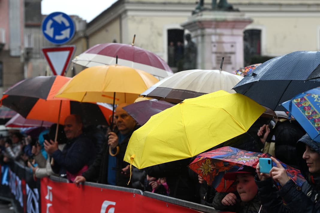 Typisches Bild vom Giro 2023. Fahrer und Zuschauer sind auf guten Wetterschutz angewiesen. Giro d’Italia, 5. Etappe, 10. Mai 2023.