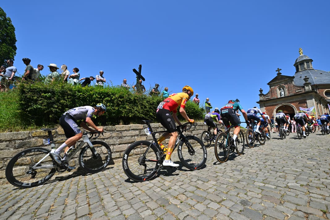Nein, das Bild ist uns nicht irrtümlich reingerutscht! Die Mur von Geraardsbergen, klassischer Fan-Hotspot bei der Flandernrundfahrt, hier bei den Brussels Cycling Classics am 4. Juni 2023.