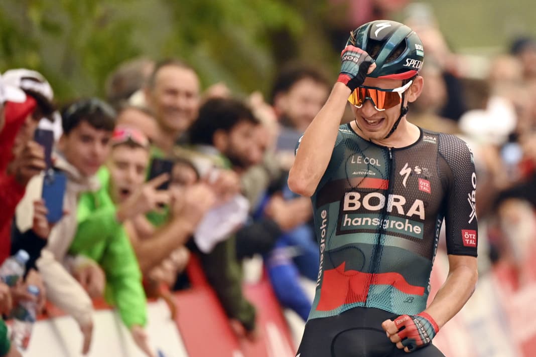 Lennard Kämna exulte après une nouvelle victoire d'étape du Grand Tour. Le coureur de l'équipe Bora-Hansgrohe remporte l'arrivée au sommet de la 9ème étape du Tour d'Espagne. La Vuelta, 3 septembre 2023.