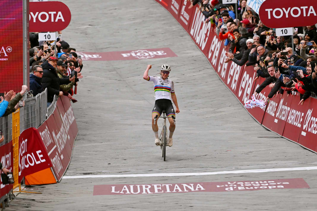 Lotte Kopecky de l'équipe SD Worx-Protime remporte la Strade Bianche 2024 devant Elisa Longo Borghini, 02 mars 2024.