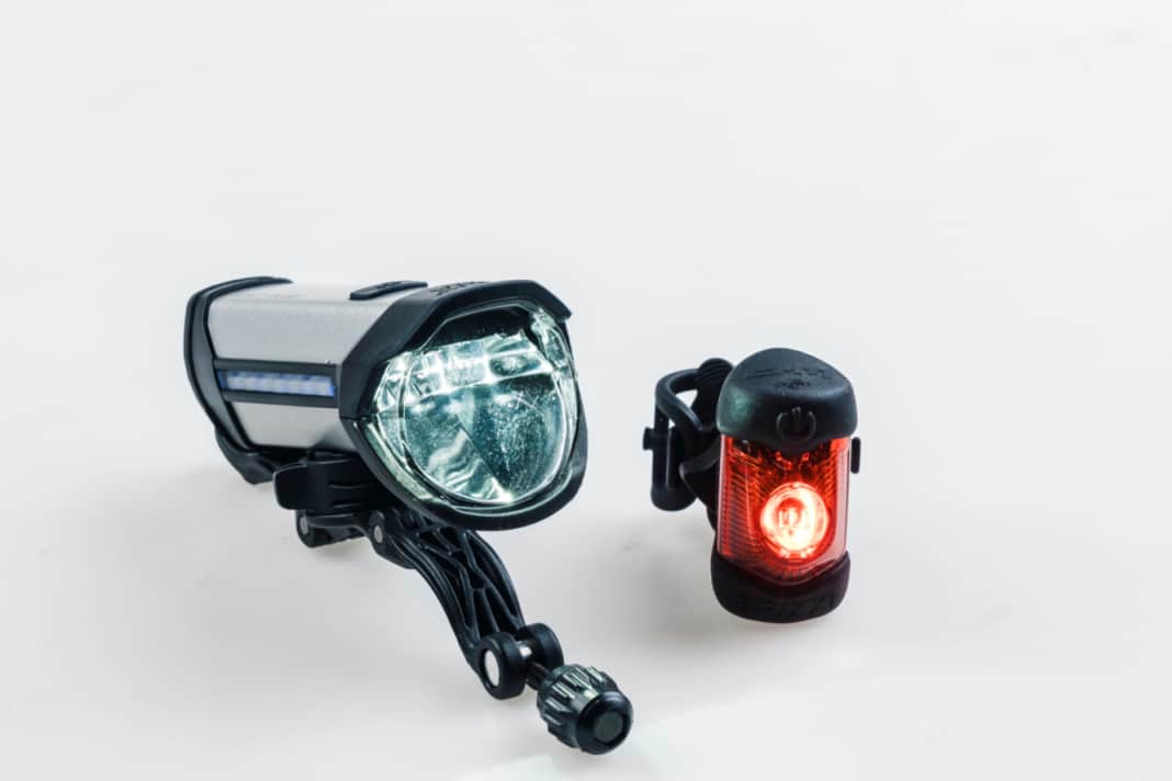 Busch & Müller Ixon Rock / Brixxi: Reliable indicators for the front light, easy operation; solid holder for round cross-sections; rear light shines for a long time, including brake light