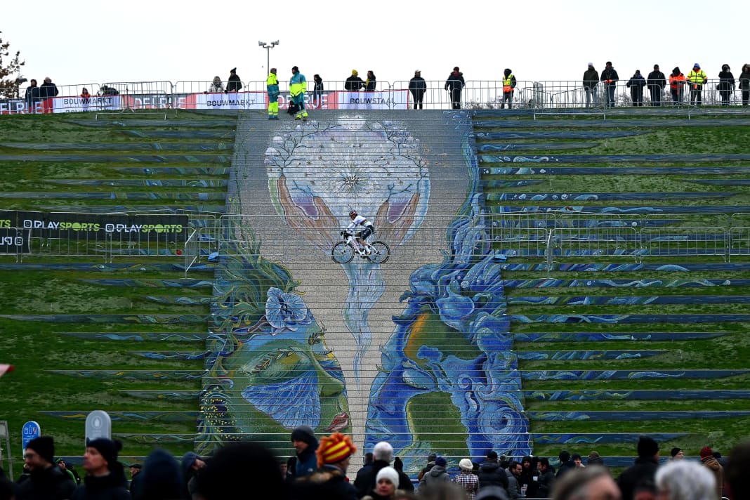 Cross-Kunst! Der Weltmeister (Tom Pidcock) in ungewöhnlichem Ambiente. Superprestige in Boom am 3. Dezember 2022 