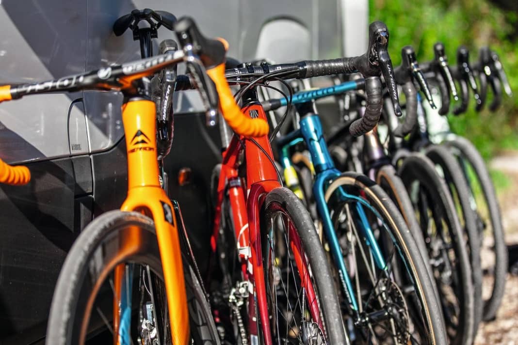 „Einfach nur wow!“ Mehr bringt Birgit Waxenberger kaum heraus. Mit einem breiten Grinsen steht sie neben ihrem Testrad. Ihre Augen strahlen mit der türkisblauen Lackierung des Wettkampfboliden um die Wette. Das Wilier Filante SLR hat es der 35-Jährigen angetan: „Schon nach wenigen Metern“, sagt sie. Am liebsten würde sie das Rad nicht mehr herausrücken, so fest umgreift sie den Lenker. Dagegen hat natürlich nicht nur Wilier etwas, denn wie alle TOUR-Testräder geht auch das Filante wieder an den Hersteller zurück. Aber auch ihre Mitstreiter wollen mit dem Italo-Renner noch ihre Runden drehen, sich selbst ein Urteil bilden und es mit den anderen Modellen vergleichen.