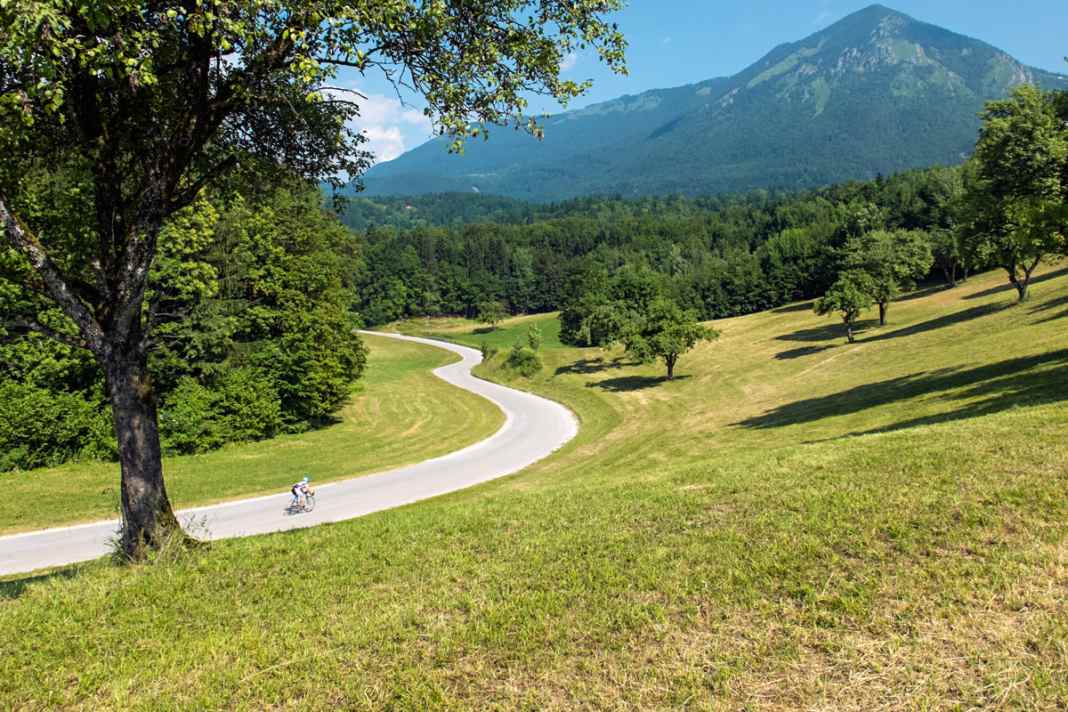 Im Sava-Tal schlängelt sich eine einsame Nebenstraße durch die Ausläufer der Karawanken. (Tour 4)