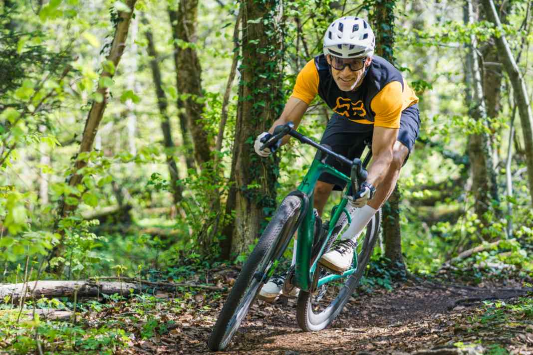 Anyone who fancies taking their gravel bike off-road onto a trail will appreciate a cockpit with a flat drop and pronounced flare. Handlebar shapes like this promise control on technical terrain.
