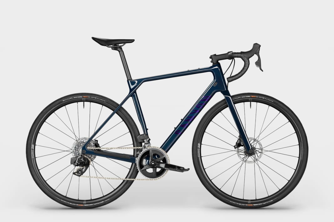 Eine Mischung zwischen Marathonrad und Gravelbike ist das 2.999 Euro teure CF Allroad. Die 35-Millimeter-Bereifung lässt Abstecher ins Gelände zu.