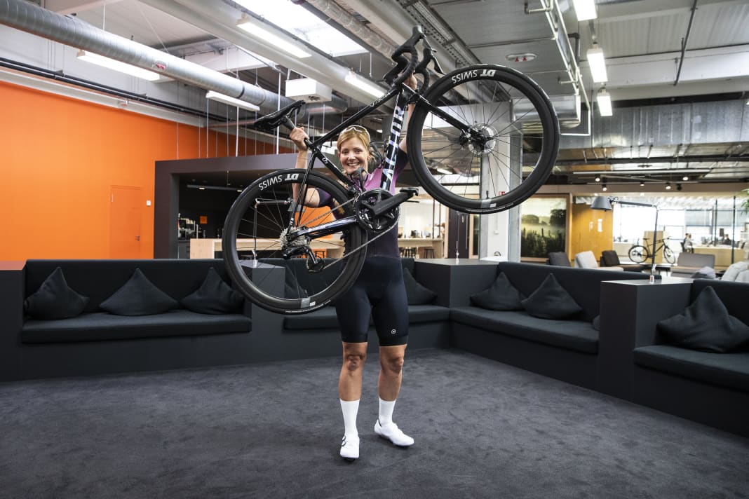 Leila at the material handover at bike components