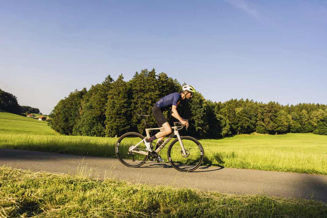 Il a l'allure d'un vélo de course professionnel, mais convient aussi bien aux randonnées qu'aux débutants : le Canyon Endurace CF SLX réunit deux univers.