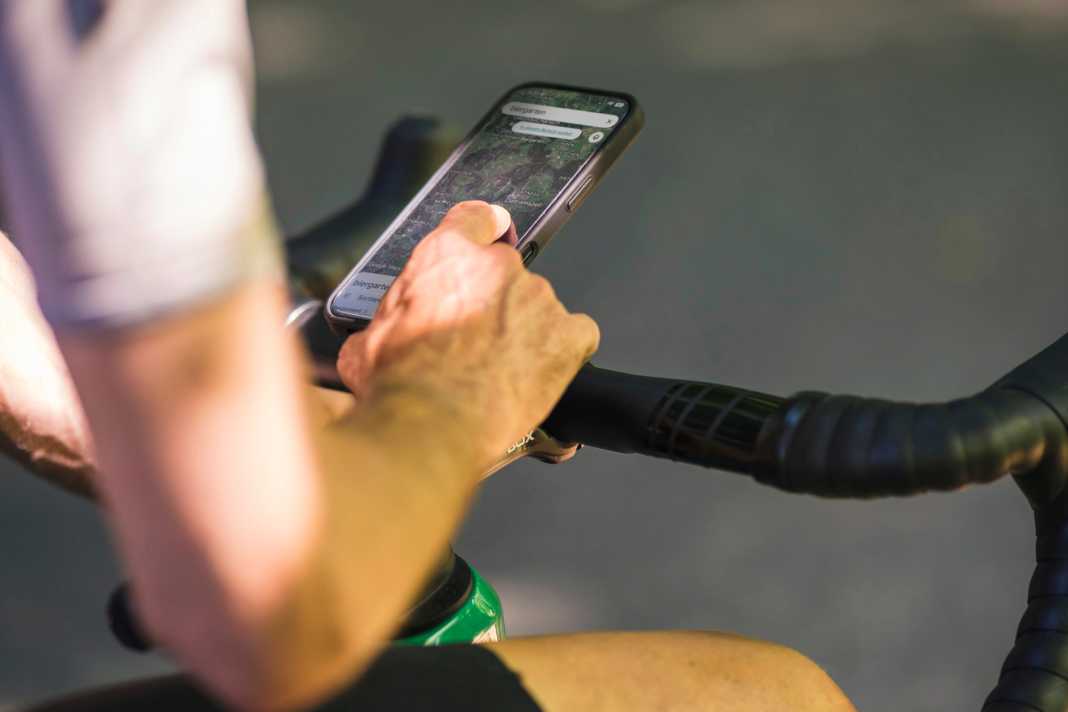 Support pour smartphone destiné aux vélos de course