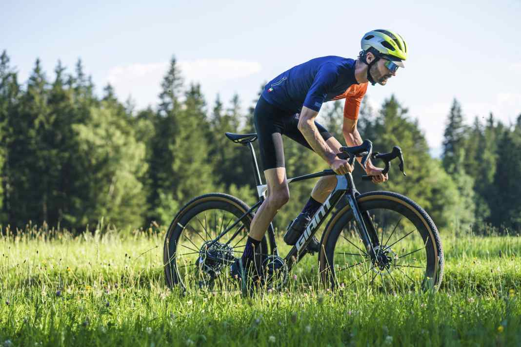 Le nouveau Revolt passe d'un modèle polyvalent adapté à l'aventure à un équipement sportif axé sur la compétition.