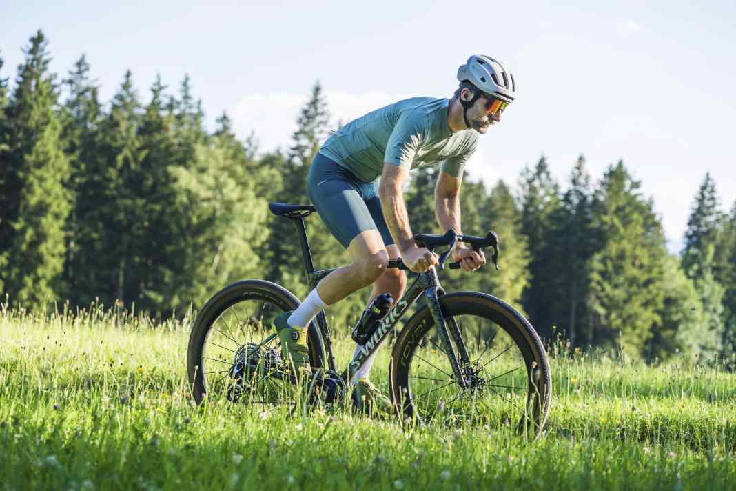 Le Specialized Crux change de cap : d'un vélo de gravel purement axé sur la légèreté à un vélo de course équilibré