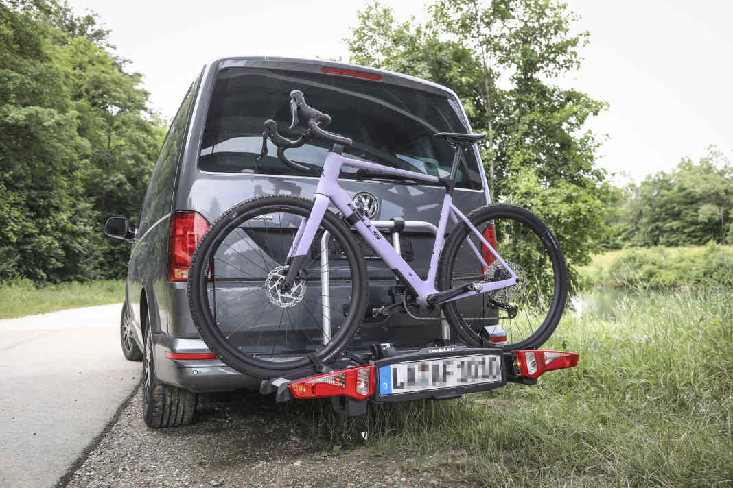 Der Uebler i21 Z60 ist das absolute Fliegengewicht unter den Fahrradträgern. Er wiegt unter 14 Kilo - bei voller E-Bike-Tauglichkeit. Foto: Georg Grieshaber