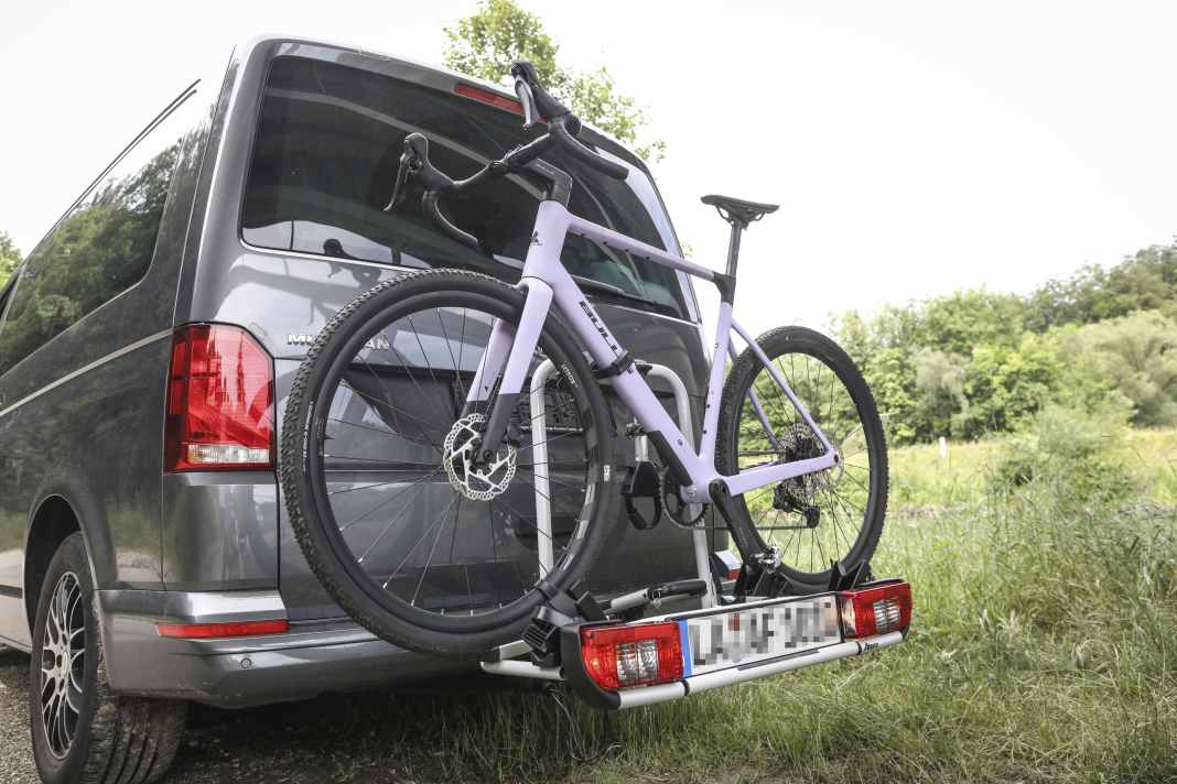 Nur wenige Fahrradträger für die Anhängerkupplung sind mit geringem Gewicht gesegnet. Der Atera Strada Sport 2 ist mit 14,9 Kilo Gewicht ein erfreulich leichter Träger. Foto: Georg Grieshaber