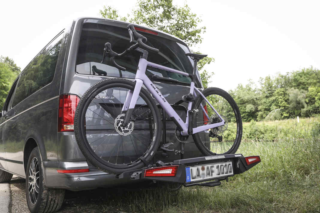 Si vous ne connaissez pas encore Yakima, poursuivez votre lecture. Avec le FoldClick 2 Evo, le fabricant américain propose un porte-vélos compact et pliable doté d'un système de fixation innovant. Photo : Georg Grieshaber