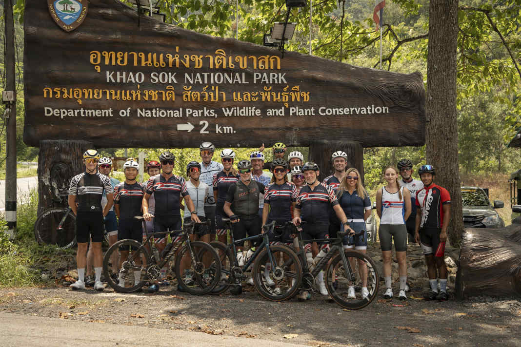 Former triathlete Jürgen Zäck (fifth from the left) leads groups of sports-mad fellow cyclists through Thailand almost every day; the major sights are also on the itinerary
