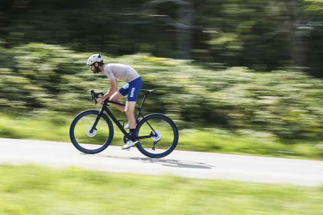 Le Storck Aernario.3 Comp se positionne comme un vélo de course d'endurance, mais présente une conception exceptionnellement sportive dans cette catégorie.