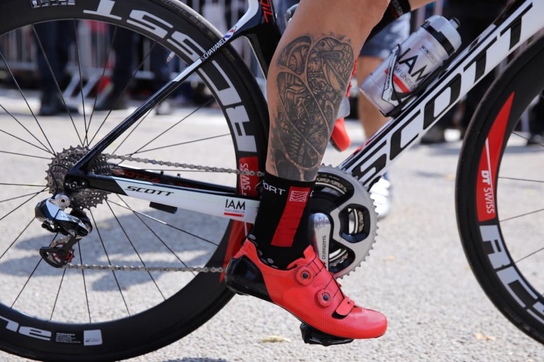Mécanique : Sylvain Chavanel (Direct Énergie) : porte sur son mollet l'intérieur technique d'un vélo.