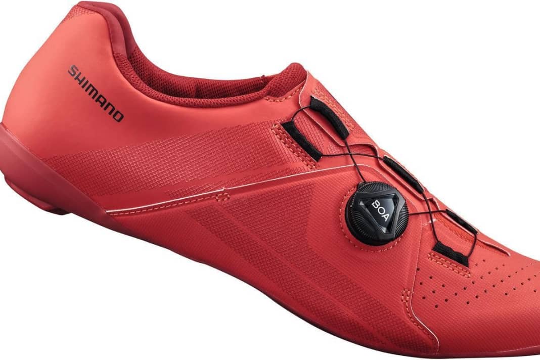 SHIMANO SH-RC 300; Preis 100 Euro
	Fazit: Die edle Optik und das Finish lassen den Schuh sehr hochwertig ausschauen, ähnlich den Top-Modellen für über 300 Euro. Mit dem Boa-Drehverschluss lässt er sich komfortabel anpassen. Bessere Boa-Verschlüsse und eine steifere Carbonsohle kosten auch bei der Konkurrenz mehr.