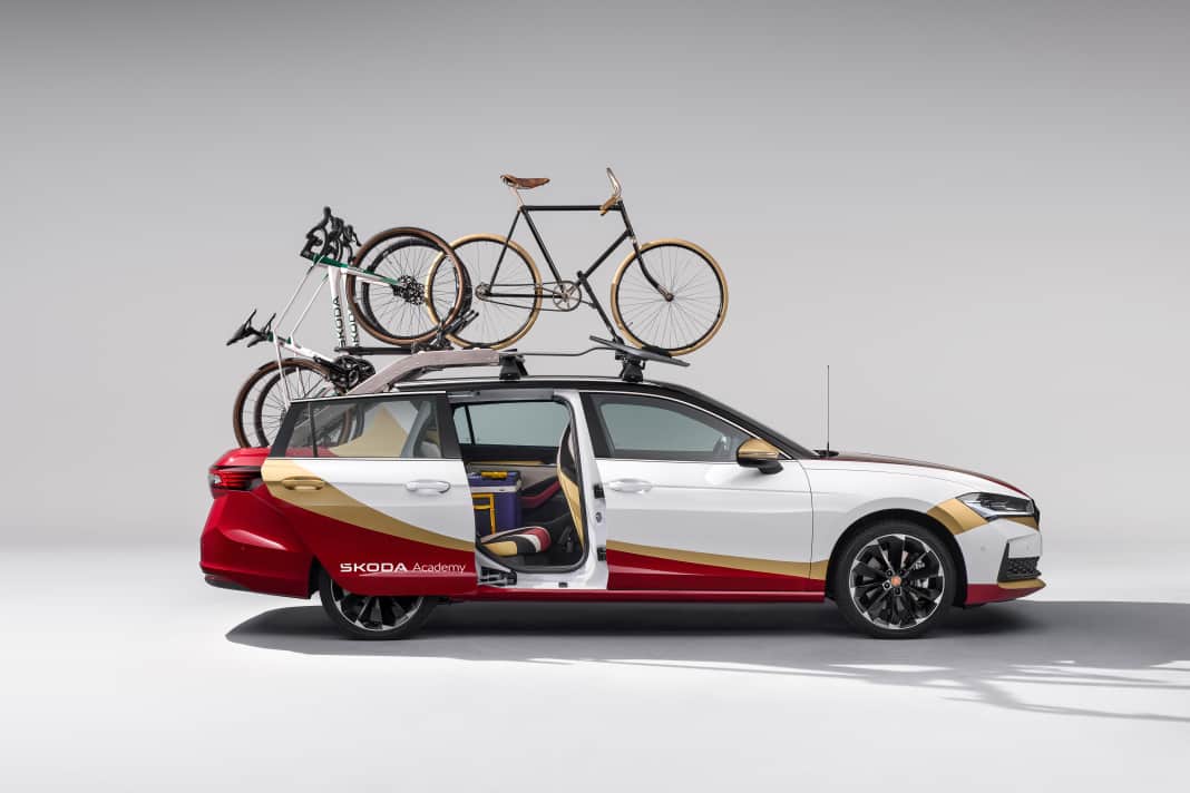 Auf Basis eines Kombis der Baureihe Superb bauen Škoda-Azubis dieses Team-Fahrzeug als Einzelstudie für künftige Radsportveranstaltungen. Pfiffig: Dank Schiebetür hinten können die Radprofis eng ans Supportfahrzeug heranfahren.